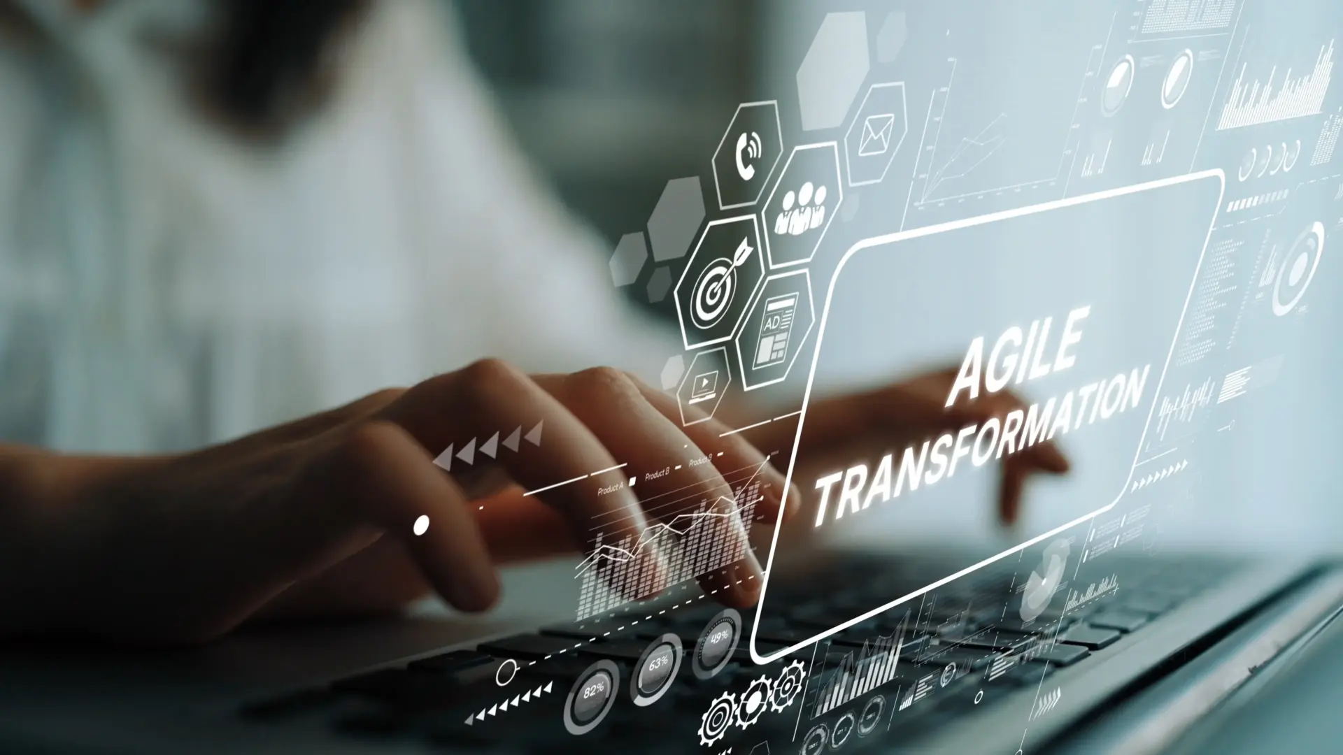 Experte sitzt an einer Tastatur mit einem digitalen Interface zur Analyse und Planung agiler Transformation